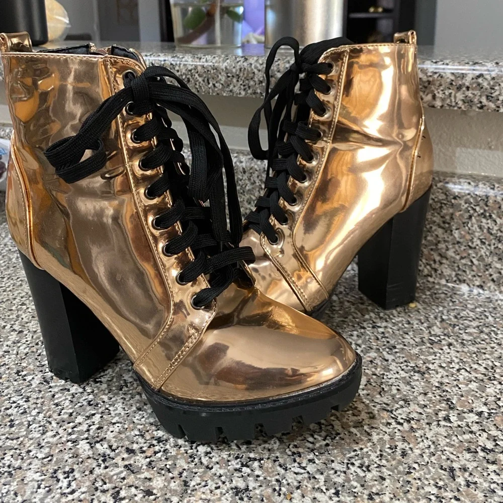 Booties woman’s Yoki size 5.5 metalic copper-rose gold